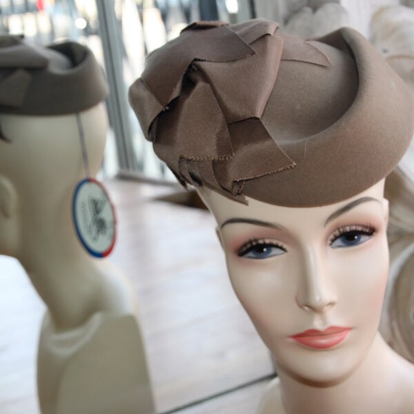 Chapeau Vintage Topper brun avec côté proue NOS nouveaux vieux Stock de M. John classique NWT neuf avec étiquette