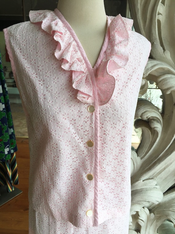 Vintage 1960s Pink Eyelet Sleeveless Summer Suit … - image 2