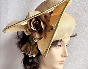 Sombrero de iglesia sin ala con diseño floral color crema vintage de Jack McConnell con plumas rojas