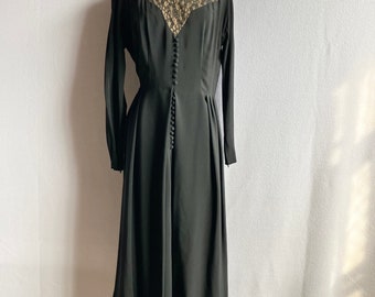 Vestido vintage con botones y escote ilusión de crepé de rayón negro de los años 30