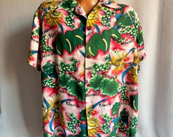 Camisa hawaiana vintage de los años 70, colorida, de rayón con estampado floral tropical.