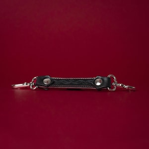 Eternal Short Connector – Fesselgurt aus Leder mit zwei Karabinerhaken
