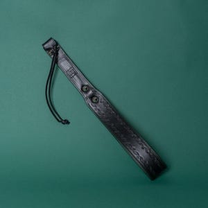 Oblivion Whip – Handmade Leather Bondage Flogger for Impact Play & Sensual Discipline (Made in EU)