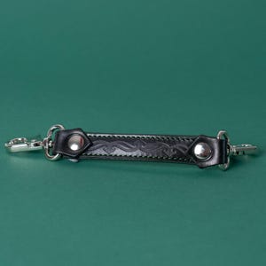 Eternal Short Connector – Fesselgurt aus Leder mit zwei Karabinerhaken