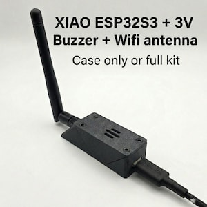 Puede incluir: Un juego de tres tazas de cerámica con un acabado mate moteado. Las tazas son de color crema, marrón claro y marrón oscuro. Cada taza tiene un diseño simple y minimalista y un asa redondeada.