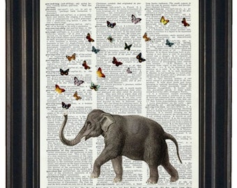 Op de afbeelding: Een grijze olifant met een opgeheven slurf, omringd door kleurrijke vlinders op een vintage woordenboekpagina. De pagina bevat tekst over het woord "preceding".