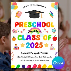 Op de afbeelding: Een kleurrijke aankondiging van de kleuterschoolafstuderen met de tekst "PRESCHOOL CLASS OF 2025". Het ontwerp bevat een afstudeerhoed, ballonnen en diverse schoolgerelateerde pictogrammen. De datum en tijd zijn ook inbegrepen.