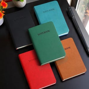 Mini libreta de bolsillo A7, bloc de notas portátil: planificador diario sencillo y diario de viaje para material de oficina y escolar.