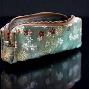 Trousse de broderie brocart - Grande pochette à fermeture éclair avec breloque rétro, sac de papeterie de voyage fait main pour étudiants