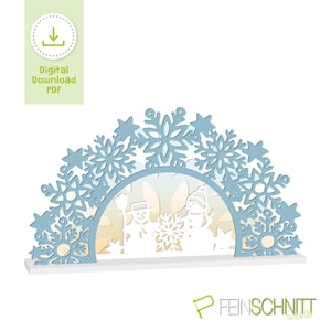 Könnte beinhalten: Eine hellblaue, lasergeschnittene Winterszene mit Schneeflocken und Schneemännern. Das Design umfasst einen halbkreisförmigen Bogen aus Schneeflocken, mit zwei Schneemännern und einer Schneeflocke in der Mitte. Die Worte "Digital Download PDF" befinden sich oben links.