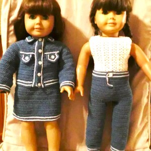 Puede incluir: Dos muñecas con atuendos tejidos a crochet. La muñeca de la izquierda lleva una chaqueta y una falda de crochet azul con ribetes blancos. La muñeca de la derecha lleva un top sin mangas de crochet blanco y pantalones de crochet azul con ribetes blancos.