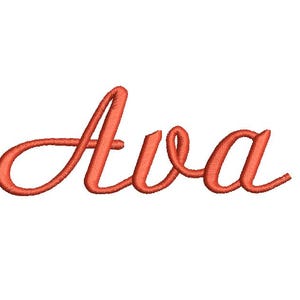 Könnte beinhalten: Gesticktes Wort "Ava" in leuchtendem Korallenrot in Schreibschrift. Die Buchstaben sind verbunden und bilden ein fließendes, elegantes Design auf weißem Hintergrund. Ideal für personalisierte Artikel.