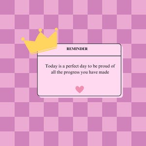 Könnte beinhalten: Digitale Grafik mit rosa kariertem Hintergrund. Eine gelbe Krone befindet sich in der oberen linken Ecke. Eine rosa Notiz mit dem Wort "REMINDER" und dem Text "Heute ist ein perfekter Tag, um stolz auf alle Fortschritte zu sein, die Sie gemacht haben" befindet sich in der Mitte. Ein rosa Herz ist unten.