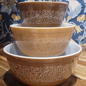Vintage Pyrex &quot;Woodland&quot; Braune Rührschüsseln 1970er - Set mit 3 Nistenden Schüsseln