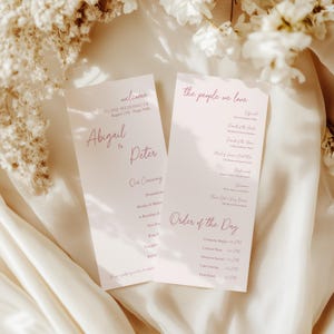 Pode incluir: Dois programas de casamento rosa pálido com caligrafia elegante. O programa da esquerda diz "Bem-vindo" e apresenta os nomes "Abigail & Peter". O programa da direita lista "As pessoas que amamos" e "Ordem do Dia".