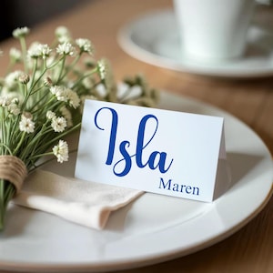 Modelo de cartão de lugar minimalista editável, dobrável ou plano, para impressão, para configuração de mesa de casamento, cartão de assento elegante para download