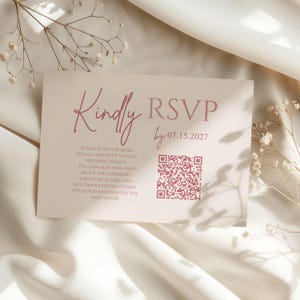 Puede incluir: Juego de tres tazas de cerámica con acabado mate moteado. Las tazas son de color crema, gris claro y gris oscuro. Cada taza tiene un diseño simple y minimalista, ideal para café o té.