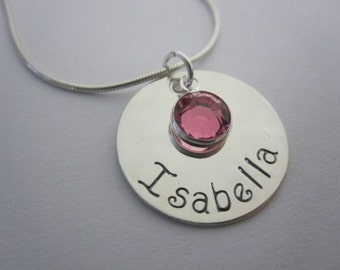 Isabel collar de mano estampada personalizada nombre o fecha en encanto de plata con piedra de cristal