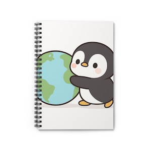 Könnte beinhalten: Ein Spiralnotizbuch mit einem Cartoon-Pinguin, der einen Globus umarmt. Der Pinguin ist schwarz und weiß mit gelbem Schnabel und Füßen. Der Globus ist blau und grün, und das Notizbuch hat ein weißes Cover.