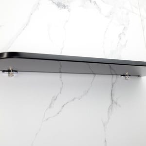 Black Stone Shelf (Abgerundet) - Spiegelpolierter Granit, schwebendes Wandregal für Badezimmer, Küche oder Außenbereich