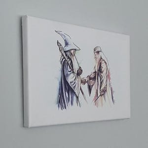 Peut inclure: Impression sur toile représentant une illustration à l'aquarelle de deux sorciers se serrant la main. L'un porte un chapeau pointu et porte un bâton. L'autre porte une longue robe et un chapeau. L'œuvre est montée sur une toile blanche.