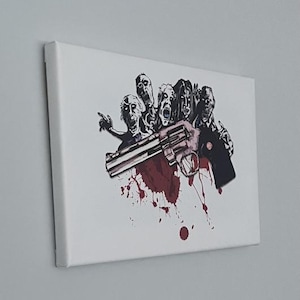 Könnte beinhalten: Leinwanddruck mit einer Gruppe von Zombiefiguren mit einem großen Revolver und Blutspritzern. Das Kunstwerk ist hauptsächlich schwarz, weiß und rot, mit einem Horrorthema. Die Leinwand ist auf einem Holzrahmen montiert.