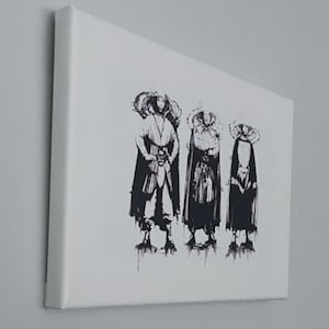 Puede incluir: Impresión en lienzo que muestra una ilustración en blanco y negro de tres figuras con vestimenta de época. Las figuras, con sombreros y capas, se alzan sobre un fondo blanco. La obra de arte tiene una estética vintage, ideal para decoración.