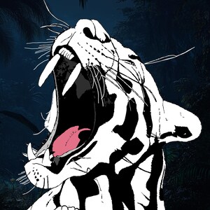 Peut inclure: Illustration en noir et blanc d'un tigre rugissant, la gueule ouverte, révélant une langue rose et de grandes canines. Le pelage du tigre est rayé de noir. L'arrière-plan est une forêt sombre et floue.