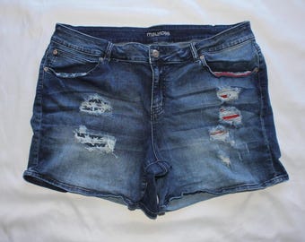 Shorts jeans azul com estampa desgastada e bandeira americana, tamanho 22, da Maurices para mulheres.