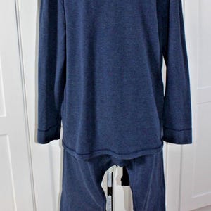 Puede incluir: Un conjunto de camiseta de manga larga y pantalón a juego de color azul marino. La camiseta tiene cuello redondo y el pantalón tiene un corte relajado. El conjunto se exhibe en un maniquí.