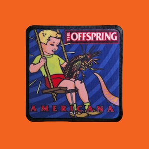 Op de afbeelding: Vierkante patch met een cartoon illustratie van een kind op een schommel met een groot insect. De tekst "THE OFFSPRING" staat bovenaan en "AMERICANA" onderaan. De achtergrond is blauw met diagonale strepen.