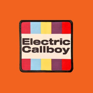 Peut inclure: Un écusson rectangulaire avec le texte "Electric Callboy" en lettres blanches grasses. L'écusson a une bordure noire et présente des rayures verticales rouges, bleu clair, jaunes, violettes et rouges. Le fond est orange.