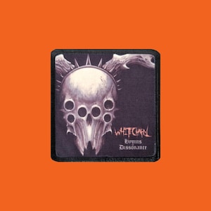 Peut inclure: Panneau en bois rustique avec l'inscription "Welcome to our home" en lettres blanches. Le panneau présente une finition vieillie et un design simple et accueillant, idéal pour la décoration de la porte d'entrée.