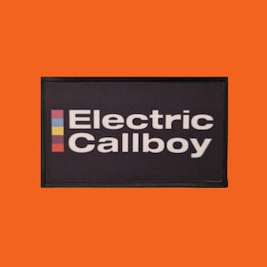Op de afbeelding: Zwart rechthoekig embleem met de witte tekst "Electric Callboy" en een kleurrijke verticale streep. Het embleem staat tegen een oranje achtergrond.