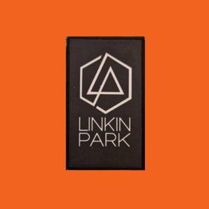 Op de afbeelding: Een rechthoekige zwarte patch met het Linkin Park-logo, met een wit geometrisch ontwerp en de naam van de band in witte letters. De patch is geplaatst tegen een oranje achtergrond.
