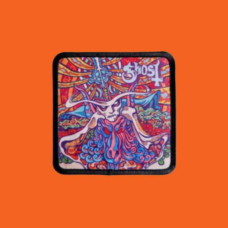 Op de afbeelding: Vierkante patch met een kleurrijk, psychedelisch ontwerp met een skeletfiguur met lange, vloeiende gewaden. De patch heeft een zwarte rand en het woord "Ghost" is rechtsboven zichtbaar.
