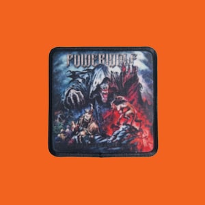 Può includere: Toppa quadrata con il nome della band "POWERWOLF" in un font gotico. La toppa raffigura una scena fantasy oscura con figure nelle tonalità di blu, rosso e nero. La toppa ha un bordo nero.