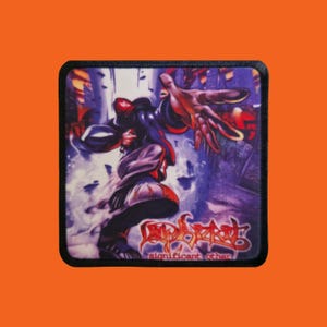 Puede incluir: Parche cuadrado con una ilustración de fantasía de una figura con sombrero y capa, extendiendo una mano grande. El fondo muestra un paisaje urbano con tonos morados y azules. El texto "significant other" está en la parte inferior.