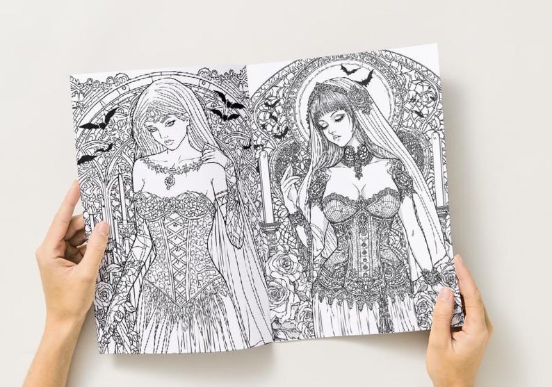 Puede incluir: Doble p&aacute;gina de un libro para colorear con dos ilustraciones g&oacute;ticas de mujeres con cors&eacute;s y vestidos detallados. Los dibujos son en blanco y negro, con murci&eacute;lagos y elementos arquitect&oacute;nicos ornamentados.