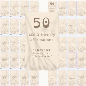 Può includere: Un mazzo di 50 carte di affermazioni per l'ADHD. Le carte sono beige con un motivo a ombre e testo. La carta centrale recita "50 affermazioni per l'ADHD" e "Non ho bisogno di essere perfetto per avere valore."