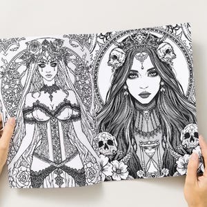 Puede incluir: Ilustraci&oacute;n en blanco y negro de dos mujeres g&oacute;ticas con coronas, joyas y pelo largo. Una lleva cors&eacute;, la otra calaveras. Obra de arte detallada y compleja, sostenida abierta.