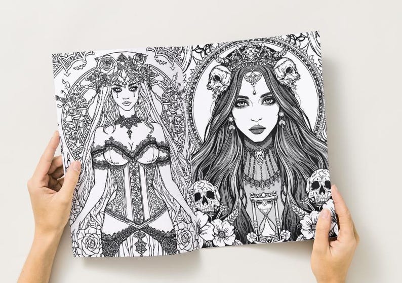 Puede incluir: Ilustraci&oacute;n en blanco y negro de dos mujeres g&oacute;ticas con coronas, joyas y pelo largo. Una lleva cors&eacute;, la otra calaveras. Obra de arte detallada y compleja, sostenida abierta.
