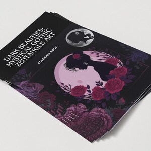 Puede incluir: Una pila de libros para colorear titulada "Dark Beauties: Mystical Gothic Zentangle Art". La portada presenta una silueta del perfil de una mujer frente a una luna rosa, rodeada de rosas.