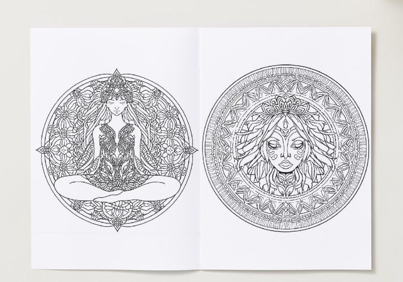 Puede incluir: Una p&aacute;gina doble de un libro para colorear con dos intrincados dise&ntilde;os de mandala. Uno representa a una mujer en posici&oacute;n de meditaci&oacute;n, rodeada de patrones florales. El otro muestra un rostro detallado dentro de un marco circular, ambos en blanco y negro.