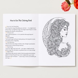 Peut inclure: Livre de coloriage ouvert avec une illustration en noir et blanc d'une femme aux longs cheveux ondul&eacute;s et un motif de croissant de lune. Le texte "How to Use This Coloring Book" est visible sur la page de gauche, avec des instructions.