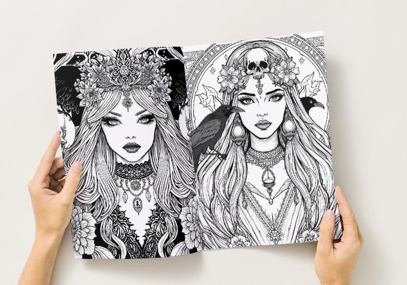 Puede incluir: Doble p&aacute;gina de ilustraciones en blanco y negro con retratos detallados de mujeres con cabello largo, coronas de flores y joyas ornamentadas. Una ilustraci&oacute;n incluye un cuervo. La obra de arte est&aacute; sostenida por manos sobre un fondo blanco.