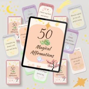 Può includere: Un insieme di carte di affermazione con un tablet centrale che mostra "50 Affermazioni Magiche". Le carte presentano colori pastello, illustrazioni celesti e frasi come "Mi fido della mia intuizione" e "L'abbondanza scorre nella mia vita."