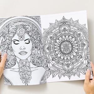 Puede incluir: P&aacute;ginas abiertas de un libro para colorear con ilustraciones detalladas en blanco y negro. Una p&aacute;gina muestra un retrato detallado de una mujer con los ojos cerrados y adornos. La otra p&aacute;gina presenta un dise&ntilde;o de mandala complejo.