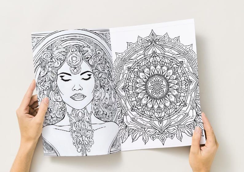 Puede incluir: P&aacute;ginas abiertas de un libro para colorear con ilustraciones detalladas en blanco y negro. Una p&aacute;gina muestra un retrato detallado de una mujer con los ojos cerrados y adornos. La otra p&aacute;gina presenta un dise&ntilde;o de mandala complejo.