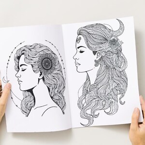 Peut inclure: Une tasse en c&eacute;ramique blanche avec une anse noire et le texte "But First, Coffee" en gras noir. La tasse est pos&eacute;e sur un fond flou, sugg&eacute;rant un cadre chaleureux.